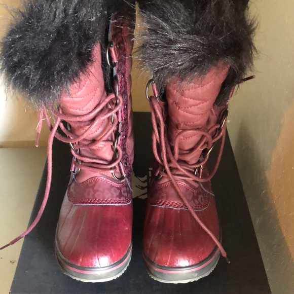Sorel Tofino II snow boot. Rich wine color. Size 6.5. Like new - Picture 6 of 9